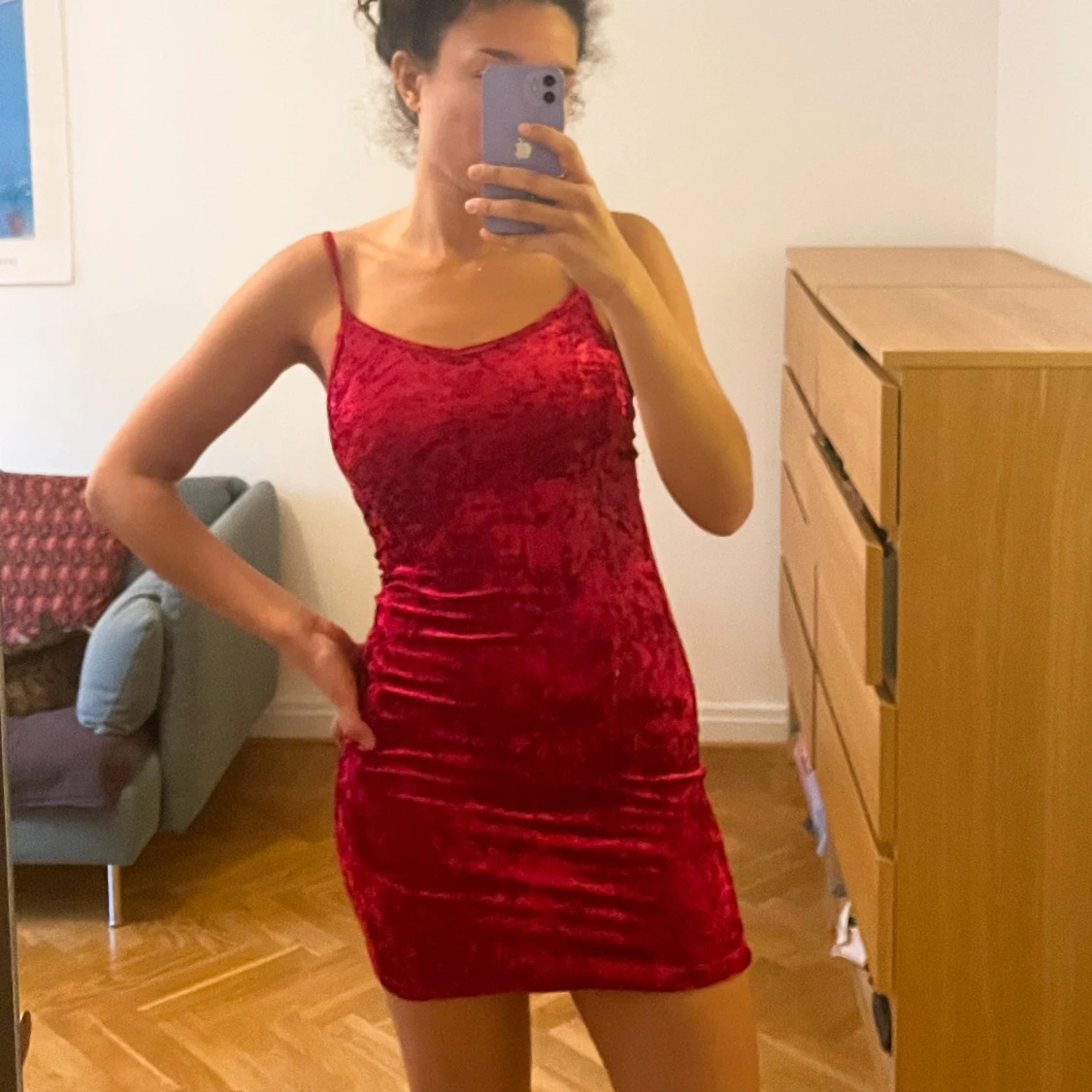 Röd sammet klänning från Stindra