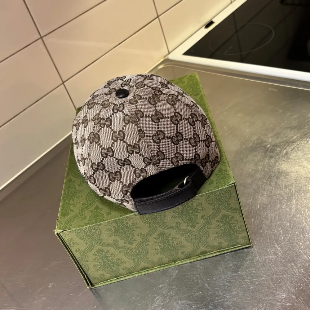 Hej jag säljer min Gucci keps då jag ej använder den. Kepsen är storlek s och är köpt på Gucci butiken i Stocholm, skriv för fler frågor och bilder.. Accessoarer.