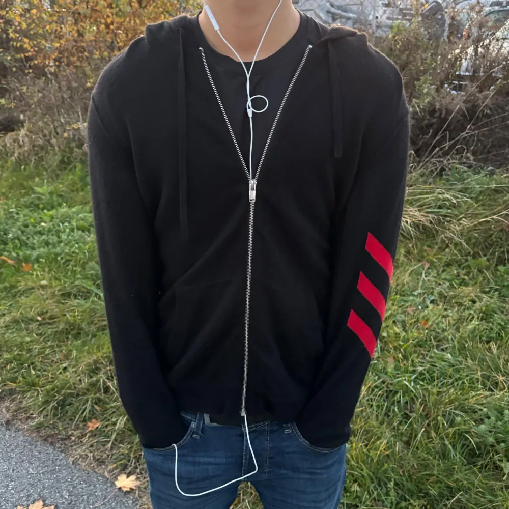 Tjena, Säljer denna sjukt snygga hoodien i 100% cashmere som är i väldigt bra skick och använt ett få tal gånger. Nypris på denna är 5000kr. Om du har några frågor är det bara och ställa. Passar som M.. Hoodies.
