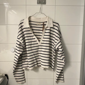 Tröja - Från Lindex / Holly&White. Använd fåtal gånger, fint skick!