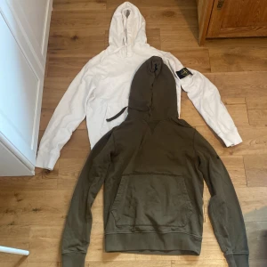 Vit Stone island hoodie  - Säljer en snygg vit hoodie från Stone Island. Nypris för de är minst 4000.  i storlek s. På ärmen finns det snygga Stone island märket. Hoodien har små fläckar på framsidan men inget man direkt tänker på. Kom privat vid frågor😊