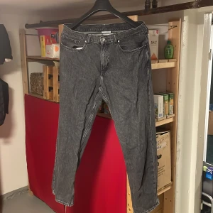 VAILENT jeans  - Ett par snygga jeans köpta på CARLINGS, dom sitter bra och är snyggare på än vad dom blir på bild. Jag är nöjd med dom och med storleken men jag känner att jag tröttnat på dom och hoppas någon annan kan få användning för dom. 