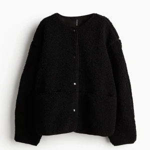 Teddy bomber jacka - Säljer min svarta Teddy bomber jacka från H&M i nyskick.🥰