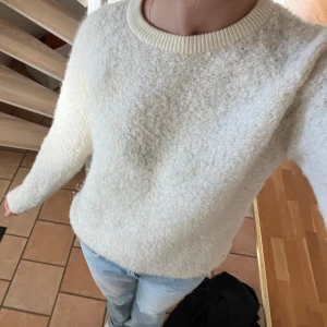 Stickad tröja  - Stickad tröja från Filippa K. Tröjan är något nopprig därav priset😊