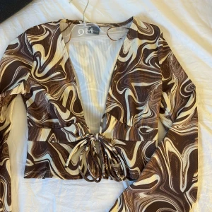 Snygg blus med snörning  - Använt enstaka ggr. Jätte fint skick 