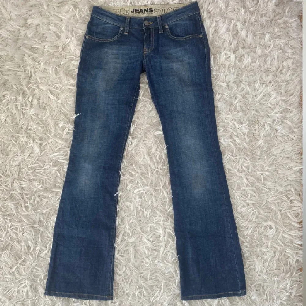 as snygga lågmidjade jeans i jättefint skick. midjemått: 38,5cm och innebenslängd: 82cm. Jeans & Byxor.