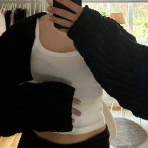 Svart stickad bolero - Säljer en grovstickad, svart bolero (kofta) ifrån NA-KD. Väldigt långa ärmar. Jätteskönt material, sticks inte alls. Använd men ändå bra kvalitet.