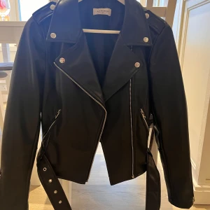 Skinnjacka - Superfin skinnjacka från Nelly, endast använd ett fåtal gånger, storlek 40☺️✨
