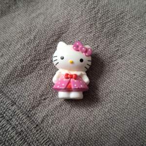 Säljer denna jätte söta hello kitty figur för jag inte vet vad jag ska använda till