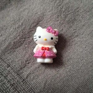 Hello kitty figur - Säljer denna jätte söta hello kitty figur för jag inte vet vad jag ska använda till