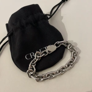 Silverarmband - Säljer ett silverfärgat armband gjort på kedjor! Armbandet är använt få gånger, condition är 9,5/10. Påse medföljer. Armbandet har bra kvalite och har ett lyxigt utseende. Det passar bra runt handleden och är lätt att ta på. Hör gärna av er!🤝😁💯