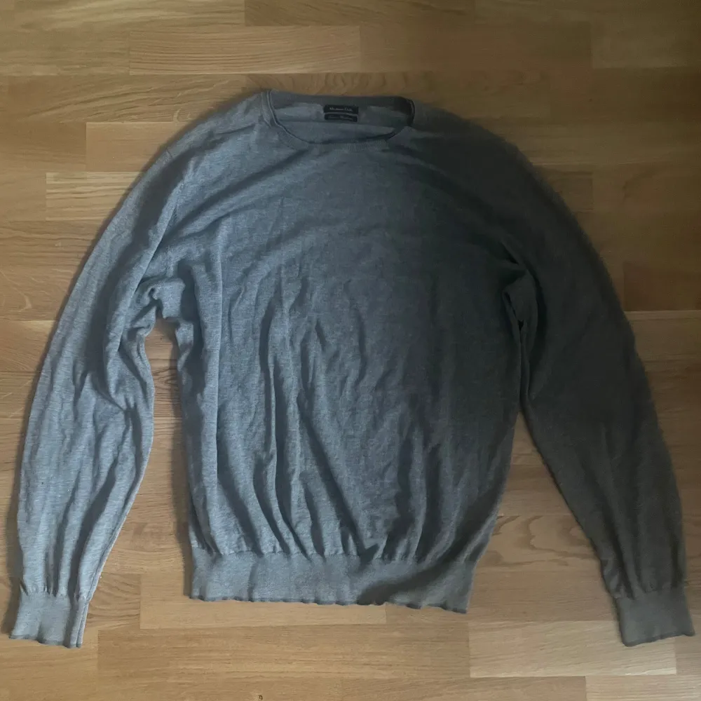 Grå tröja från Massimo dutti i fantastisk skick✨Säljer då den inte passar mig längre.. Neuletakit & Villapaidat.