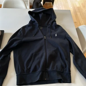 Ralph lauren zip hoodie  - Säljer en äkta zip hoodie från Ralph lauren storlek s skick 7/10 köptes i london för 2000kr Öppen för förslag!
