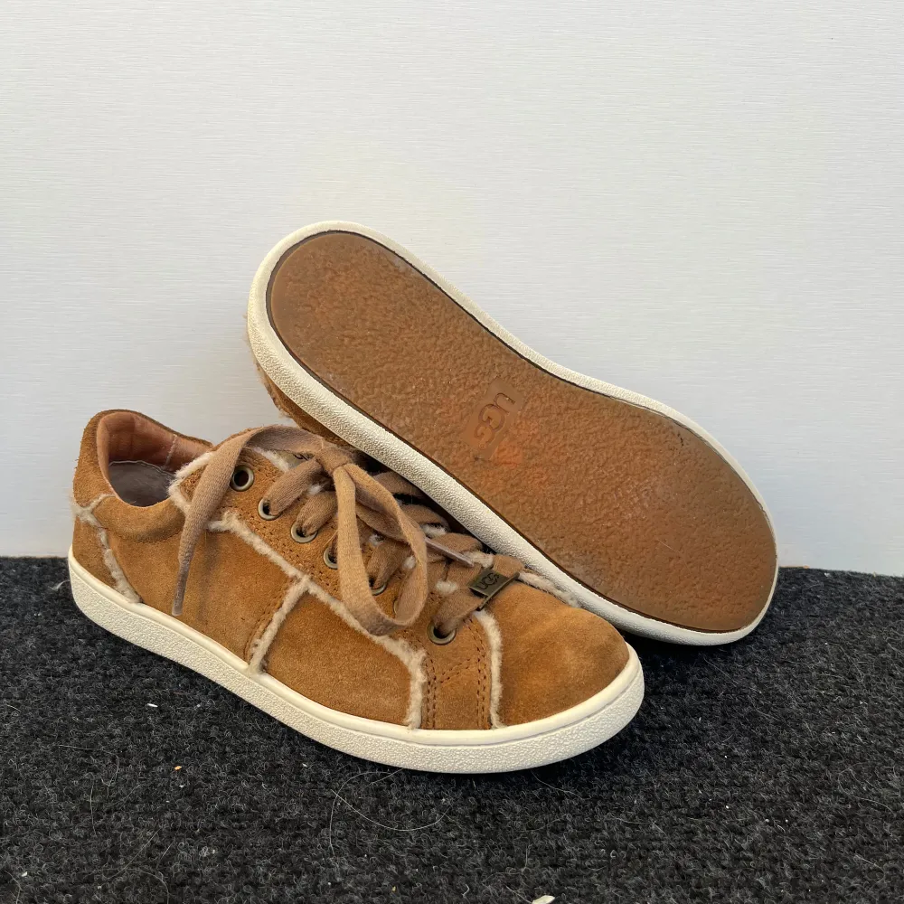 Säljer dessa supersnygga sneakers ifrån UGG i mocka! De har fluff o sömmarna och en sula som formas efter foten💓De är i använt skick vilket syns på bilderna! Lite märken o mockan men också en spricka o tungan på ena skon! Se bild 5💓 . Skor.