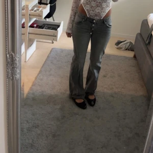 Lågmidjade jeans  - Super snygga Lågmidjade jeans i grå. Knappt använda och säljer då Jag har flera. Inga defekter eller liknande ☺️storleken är 164 men passar mig som brukar ha xs, s
