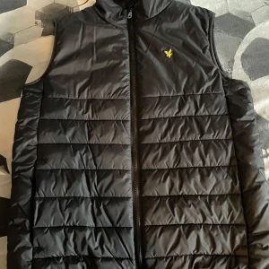 Lyle & Scott väst  - En väldigt fin väst, har inte använts så mycket, har använts typ 2 gånger 