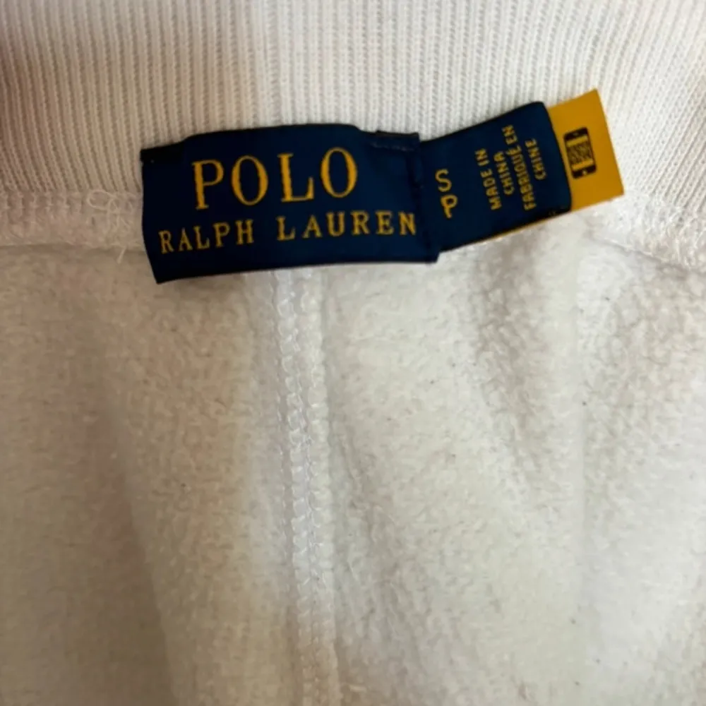 Säljer en stilren vit hoodie från Ralph Lauren och ett par mjukisbyxor i mycket bra skick. . Tröjor & Koftor.