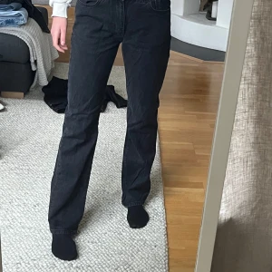 Svarta jeans - Säljer dessa lågmidjade jeansen från bikbok i 2 olika storlekar  i midjan i både 25 och 28. Knappast använda så mycket fint skick! 330kr styck!