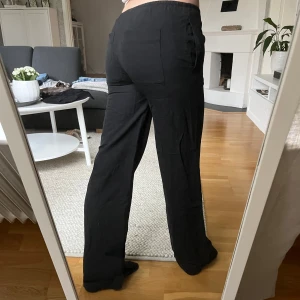 Linnebyxor - Säljer as snygga linnebyxor från hm som jag har sytt om så det blir mer lågmidjade! As snygga och i mkt bra skick! Syns inget att de är omsydda! Bra längd på mig som är 175!