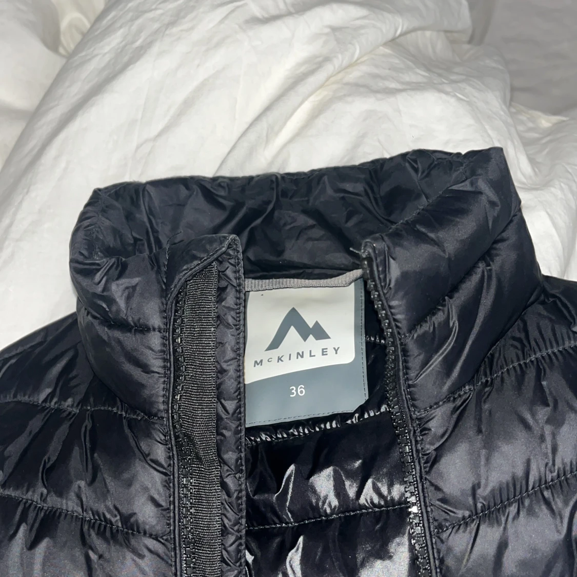 Svart dunväst från McKinley - 90