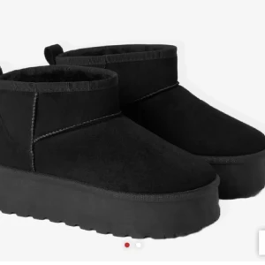 Uggs vinterskor  - Säljer dessa skor som är så lika uggs plattform skor, säljer då jag fick ett par liknande i julklapp, supersköna och normala i storleken. Använda 1 gång så nyskick🤩 Nypris 600kr,helt slutsålda på Åhléns hemsida😋 Hör gärna av er om ni har frågor