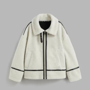 Fleece jacka - Helt ny fleece jacka från Cider, original pris 645kr Helt oanvänd, prislapp på och i samma packet det kom i. Har testat den en gång men den var för stor för mig. Dm för frågor 