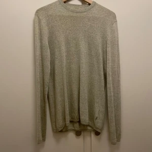 Grå tröja från Only & Sons - Säljer en stilren och bekväm grå tröja från Only & Sons. Perfekt för både vardag och lite kyligare dagar. Tröjan har en enkel design med långa ärmar och rund hals. Passar bra till jeans eller chinos för en avslappnad look.