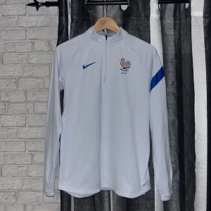 FFF nike tröja  - Frankrike landslags tröja (FFF) i ljusblå färg jätte bra skick ins skador eller fläckar storlek S
