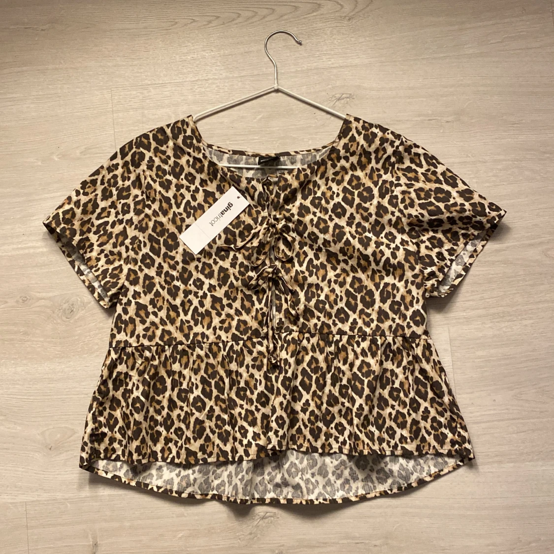 Oanvänd Leopard blus 
