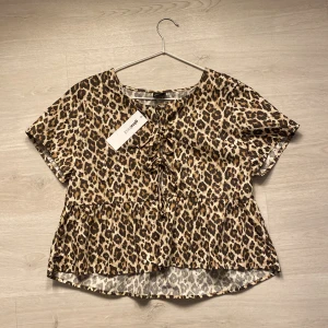 Oanvänd Leopard blus  - Oanvänd, storlek S, ny kostar den 400, jag säljer den för 100. Skriv om ni vill ha fler bilder💞