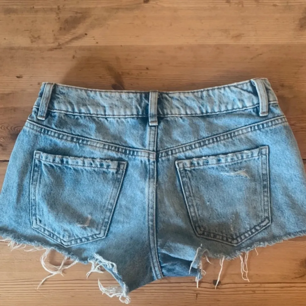 lågmidjade jeans shorts ifrån garage. Storlek Xs, inga defekter. Pris går att diskutera . Shorts.