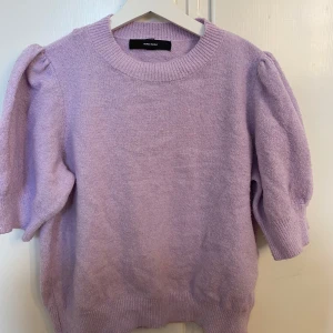 Stickad T-shirt  - Lila stickad T-shirt, från vero Moda, har tvättats  några gånger, lite nopprig.