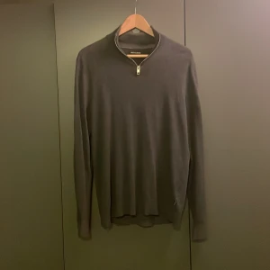  Stickad tröja  - Säljer min stickade tröja ifrån jack and Jones perfekt till kallare vänder 🍁storlek S men på mig sitter den som M. Hör av er för fler bilder eller frågor.