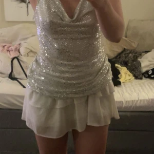 Glitter/paljett fest klänning/topp - Skitsnygg klänning som man även kan använda som en topp som jag gjort :) öppen i ryggen. Kramar verkligen kroppen!  Har ett par fläckar på insidan som inte går bort, men syns inte alls när man har på sig den! Perfekt till nyår eller fest! ⭐️💓
