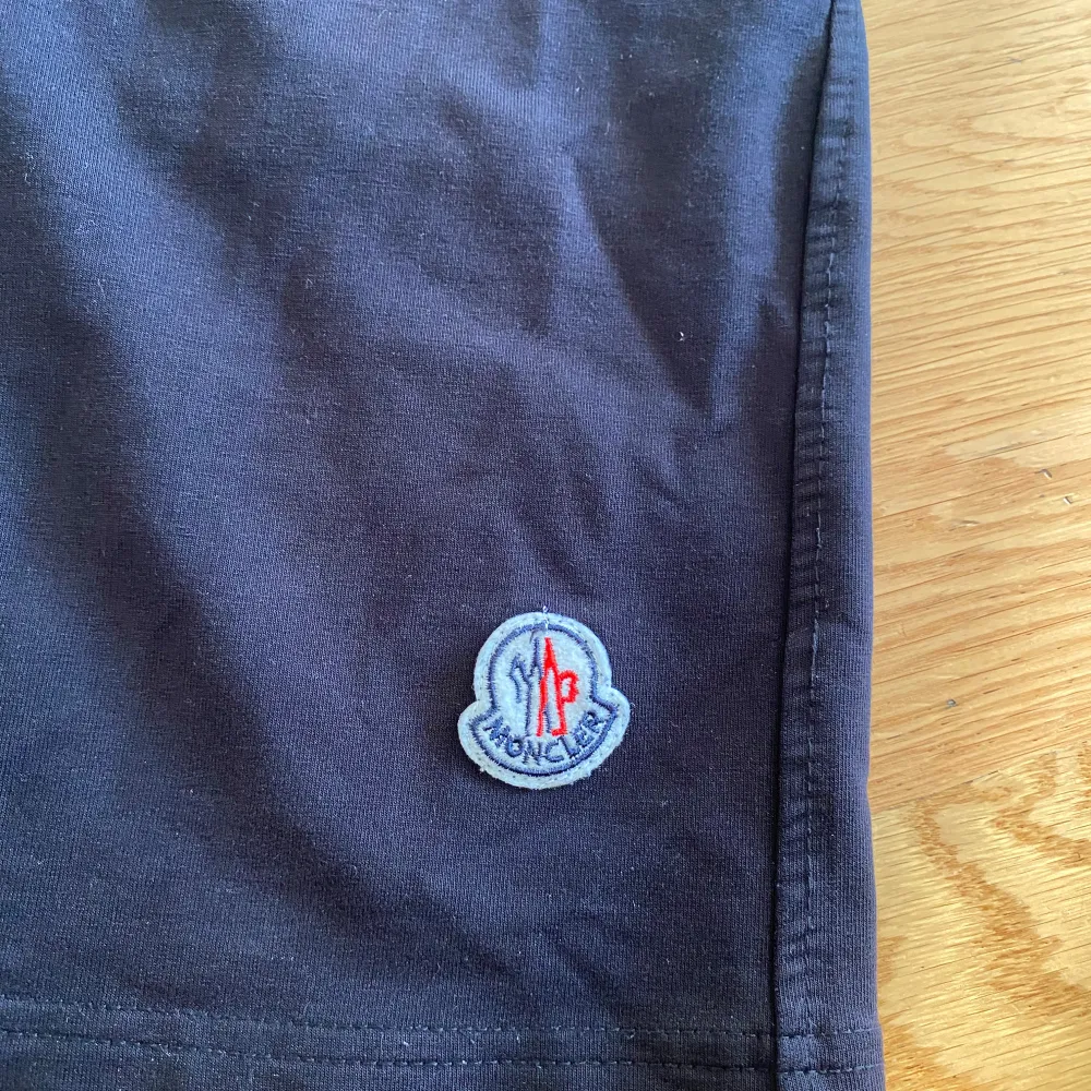 Säljer ett par snygga svarta shorts från Moncler. De har en stilren design med röda och vita detaljer vid fickorna och Moncler-loggan på benet. Och den e (ÄKTA). Shorts.