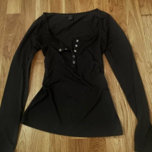 Långärmad topp med knappar - Så fin långärmad topp med knappar 💓 