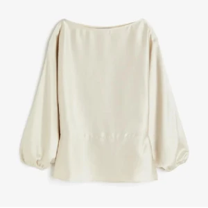 Satin blus - Väldigt snygg figursydd blus i en guldigfärg som inte används. 