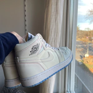 Air Jordan 1 - Beiga i skuggan och pastell färgade i solljus. Använd några gånger. Ej äkta 