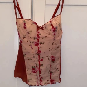 Super fin korsett topp - Super fin blommig topp med korsett design. Kommer inte till användning så säljer den vidare! 🌸🌹 