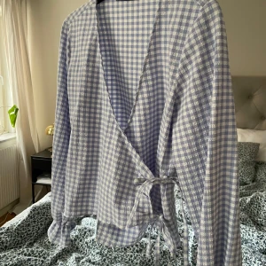 Zara blus - Zara blus som är nyligen köpt och helt oanvänd. Finns därför inga defekter. Köpte för 380kr ca 2 veckor sedan. Precis som ny 