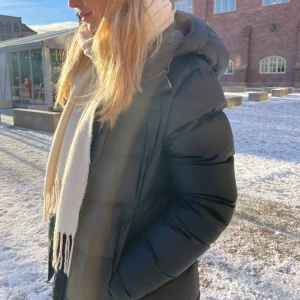 Svart dunjacka - Säljer en varm och skön svart dunjacka perfekt för vintern! Köpt på Stadium förra året för 2500 kr. Den är i nyskick och har inga defekter😊❄️Kom med prisförslag!