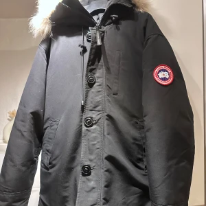 Canada goose chateau herrmodell - Inköpt 2022 från johnells, nypris 16.599. Väldigt gott skick, en tvätt sen är den så gott som ny. Har slarvat bort kvittot tyvärr, efter som det gått ett tag sen jag köpte den. 