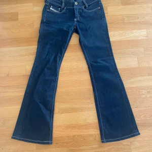 Utsvängda dieseljeans  - Jättefina utsvängda dieseljeans i nyskick! Storlek W 26 L 32💕