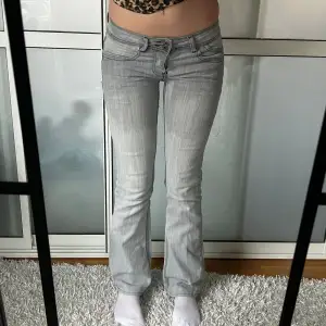 Vintage lågmidjade jeans, storlek 34. Innerbenslängd:75  midjemått:35 stretch till 39. Köp sker via köp nu, jag postar inom 24h. Kvar tills markerad såld 