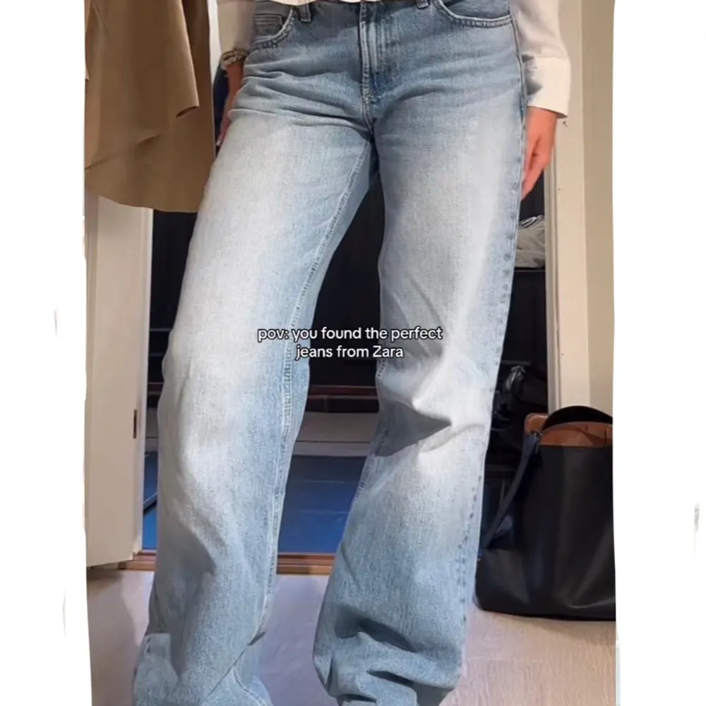 LETAR EFTER DESSA JEANS FRÅN ZARA SOM HETER ”TRF Wide-Leg Mid-Rise Full Length Jeans” I STORLEK 38 MED ARTIKEL NUMRET ”6688/034” 🙏🏻. Jeans & Byxor.