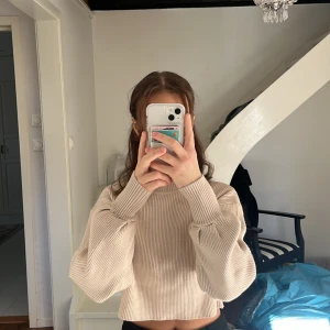 Beige polotröja - En fin beige, ribbstickad polo tröja från Gina Tricot. Andvänd fåtal gånger. 