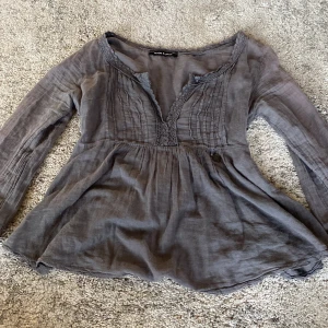 Blus - En jätte gullig mörkgrå mjuk blus med små gulliga detaljer, den har en dragkedja på sidan som man ser på bild 5, säljer då den inte kommer till användning skriv privat om frågor 