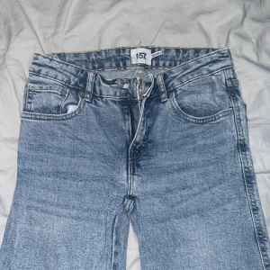 Lager 157 Jeans - Stil: 90’s Boot Storlek: XS Väldigt bra skick 💕 Original Pris: 400kr