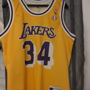 Lakers tröja - Shaq Oneale tröja när han spelade i Lakers. Storlek L. Knappt använd och är bra kvalite. Pris kan diskuteras vid snabb affär 