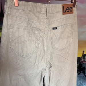 Manchester byxor från Lee - Näst intill öanvända Manchester byxor från lee. High/mid waist byxor med raka wide leg, storlek w28 och L33. Jätte fina och som sagt näst intill oanvända!